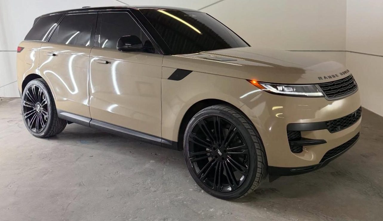 Range Rover Sport in a two-tone wrap with a black roof
